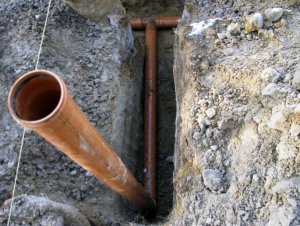 Процесс прокладки канализационных труб